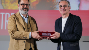 Andrea Romeo consegna il Celebration of Lives Award a Olivier Assayas