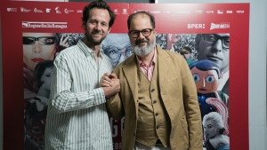 Il protagonista Benjamin Lavernhe e Andrea Romeo per L'Abbé Pierre - Une Vie de Combats