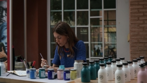 Giulia Sollai customizza le borracce per 24Bottles