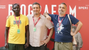 I registi Federico Bacci, Francesco Eppesteingher e il protagonista Abdrahmane Cissoko di Radio Solaire - Radio Diffusion Rurale