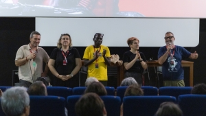 I registi Federico Bacci, Francesco Eppesteingher e il protagonista Abdrahmane Cissoko di Radio Solaire - Radio Diffusion Rurale