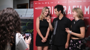 Il regista Enrico Baraldi e le protagoniste Natalia Mykhalchuk e Yulia Mykhalchuk di Dear Audience