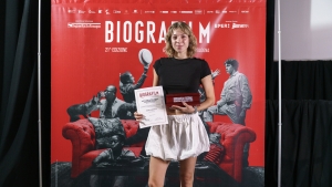 Natalia Mykhalchuk protagonista di Dear Audience di Enrico Baraldi ritira il premio Tutta un’altra storia 2 agosto Award